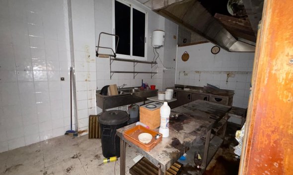 Resale - Commercial premises / Commercial unit / Retail space - Torrevieja - Playa del cura