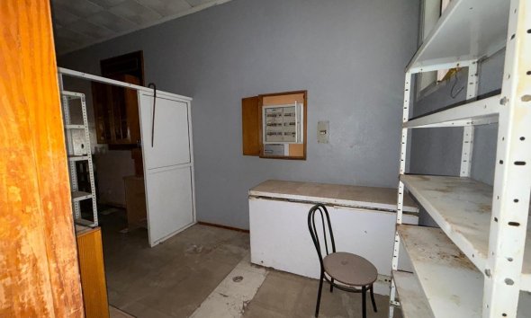 Resale - Commercial premises / Commercial unit / Retail space - Torrevieja - Playa del cura