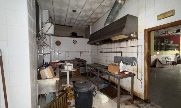 Resale - Commercial premises / Commercial unit / Retail space - Torrevieja - Playa del cura