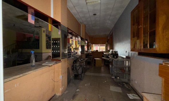 Resale - Commercial premises / Commercial unit / Retail space - Torrevieja - Playa del cura