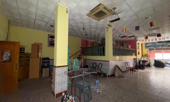 Resale - Commercial premises / Commercial unit / Retail space - Torrevieja - Playa del cura