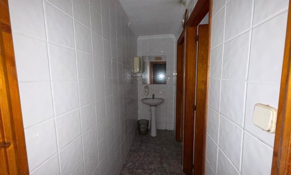 Resale - Commercial premises / Commercial unit / Retail space - Torrevieja - Playa del cura