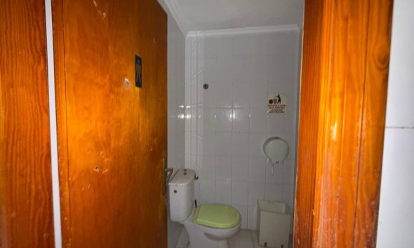 Resale - Commercial premises / Commercial unit / Retail space - Torrevieja - Playa del cura