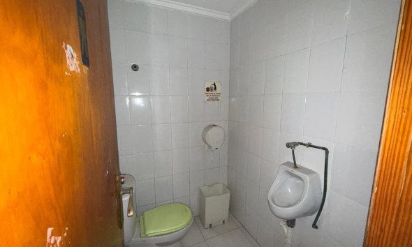 Resale - Commercial premises / Commercial unit / Retail space - Torrevieja - Playa del cura