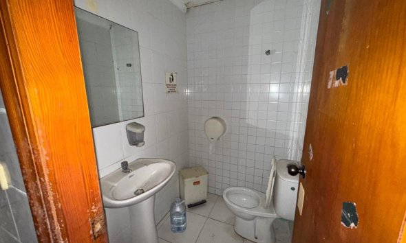 Resale - Commercial premises / Commercial unit / Retail space - Torrevieja - Playa del cura