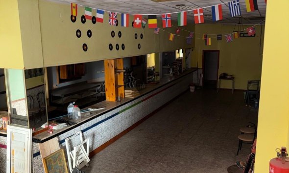 Resale - Commercial premises / Commercial unit / Retail space - Torrevieja - Playa del cura