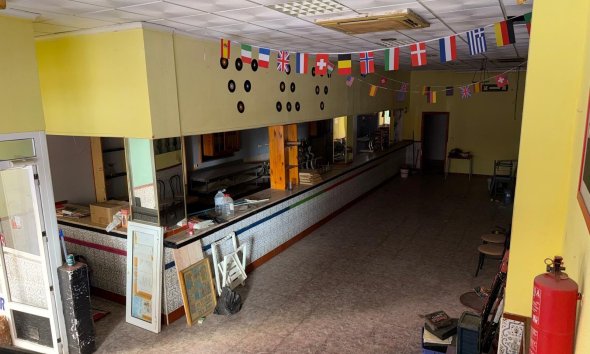 Resale - Commercial premises / Commercial unit / Retail space - Torrevieja - Playa del cura