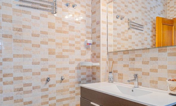 Resale - Terraced house / Townhouse - Punta Prima