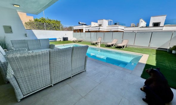 Resale - Villa - Orihuela Costa - Villamartin