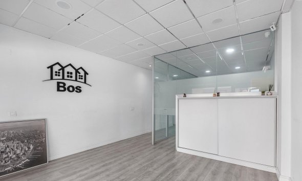 Resale - Commercial premises / Commercial unit / Retail space - Torrevieja - La Mata pueblo