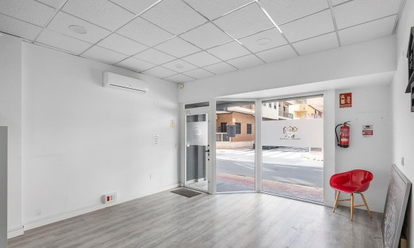Resale - Commercial premises / Commercial unit / Retail space - Torrevieja - La Mata pueblo