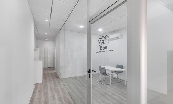 Resale - Commercial premises / Commercial unit / Retail space - Torrevieja - La Mata pueblo