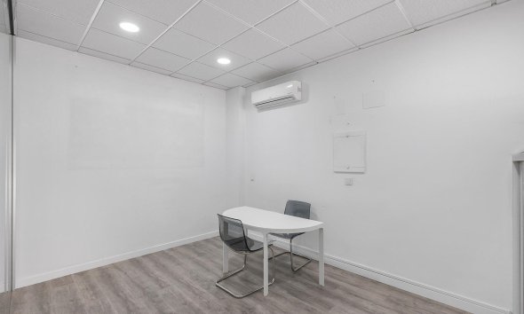 Resale - Commercial premises / Commercial unit / Retail space - Torrevieja - La Mata pueblo