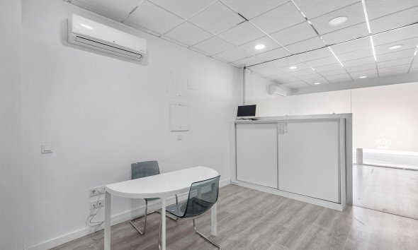 Resale - Commercial premises / Commercial unit / Retail space - Torrevieja - La Mata pueblo