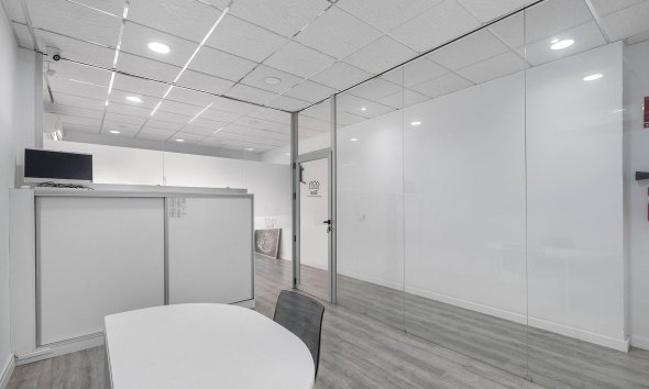 Resale - Commercial premises / Commercial unit / Retail space - Torrevieja - La Mata pueblo