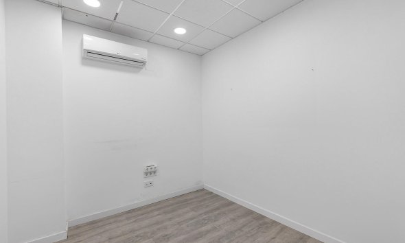 Resale - Commercial premises / Commercial unit / Retail space - Torrevieja - La Mata pueblo