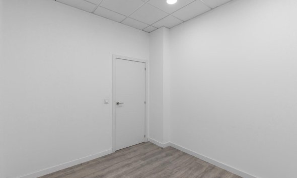 Resale - Commercial premises / Commercial unit / Retail space - Torrevieja - La Mata pueblo