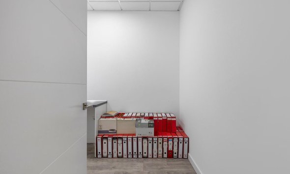 Resale - Commercial premises / Commercial unit / Retail space - Torrevieja - La Mata pueblo