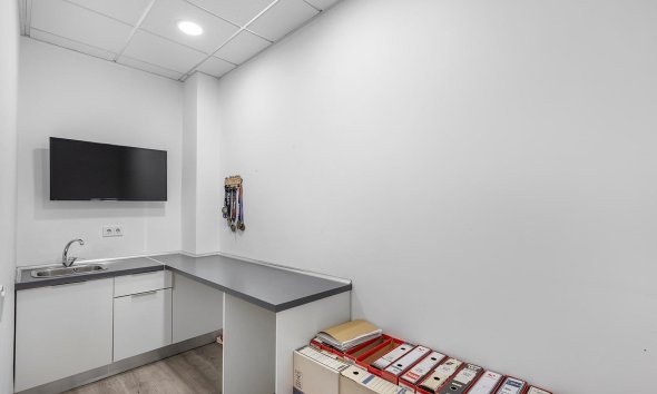 Resale - Commercial premises / Commercial unit / Retail space - Torrevieja - La Mata pueblo