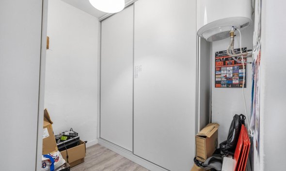 Resale - Commercial premises / Commercial unit / Retail space - Torrevieja - La Mata pueblo