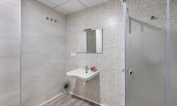 Resale - Commercial premises / Commercial unit / Retail space - Torrevieja - La Mata pueblo