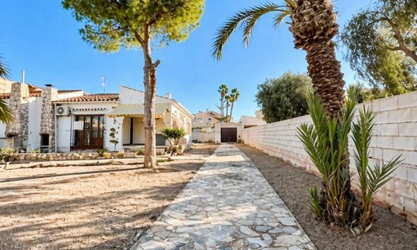 Resale - Villa - Torrevieja - Aguas Nuevas