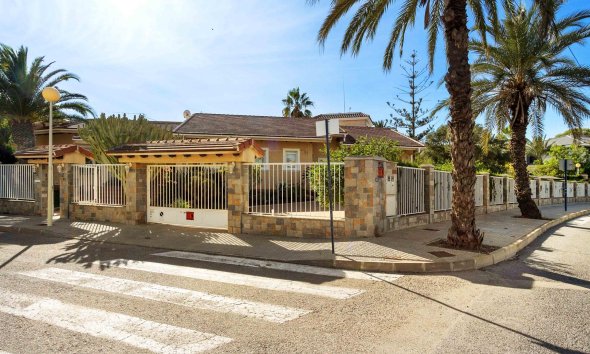 Resale - Villa - Orihuela Costa - MUY CERCA DE LA PLAYA
