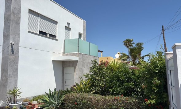 Resale - Villa - Torrevieja - La Siesta - El Salado -  Torreta