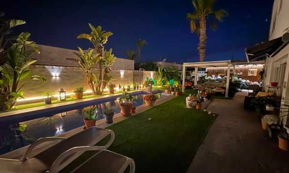 Resale - Villa - Torrevieja - La Siesta - El Salado -  Torreta