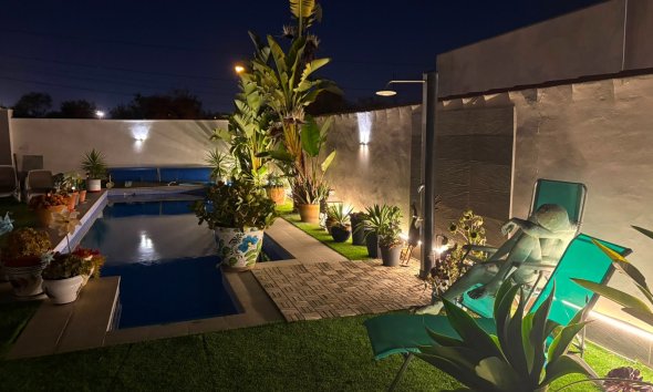 Resale - Villa - Torrevieja - La Siesta - El Salado -  Torreta