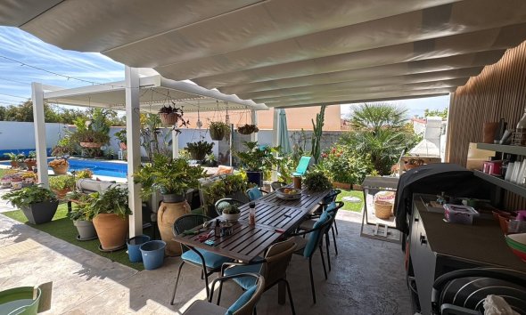 Resale - Villa - Torrevieja - La Siesta - El Salado -  Torreta