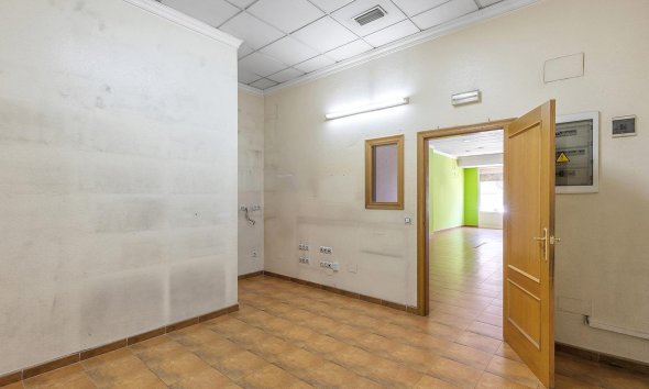 Resale - Commercial premises / Commercial unit / Retail space - Torrevieja - Centro