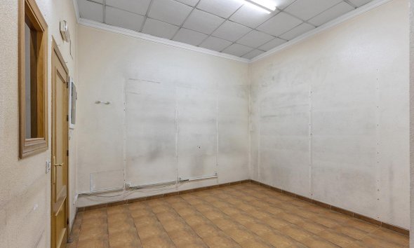 Resale - Commercial premises / Commercial unit / Retail space - Torrevieja - Centro