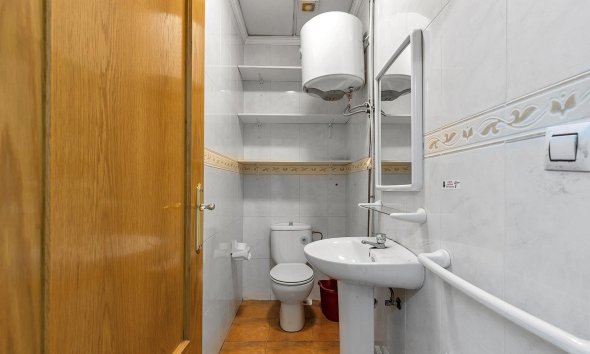 Resale - Commercial premises / Commercial unit / Retail space - Torrevieja - Centro
