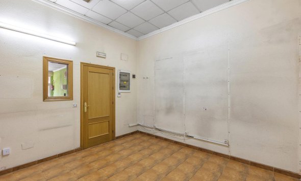 Resale - Commercial premises / Commercial unit / Retail space - Torrevieja - Centro