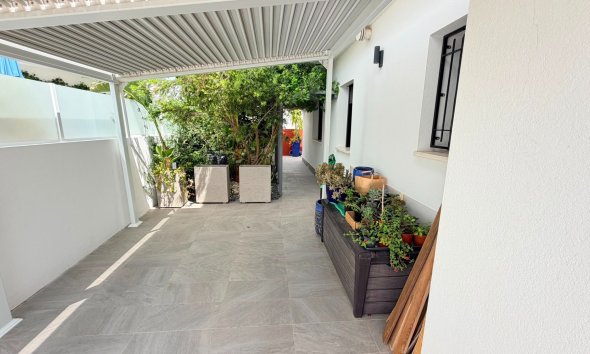 Resale - Villa - Los Montesinos - La Herrada