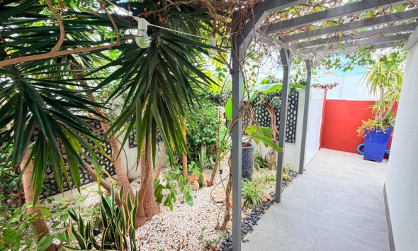 Resale - Villa - Los Montesinos - La Herrada