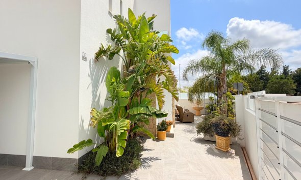 Resale - Villa - Los Montesinos - La Herrada