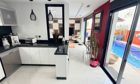 Resale - Villa - Los Montesinos - La Herrada