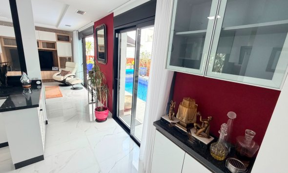 Resale - Villa - Los Montesinos - La Herrada