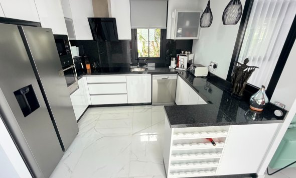 Resale - Villa - Los Montesinos - La Herrada