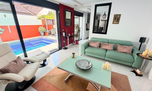 Resale - Villa - Los Montesinos - La Herrada