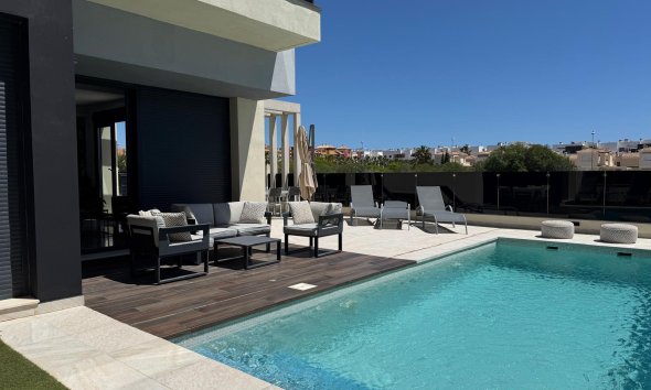 Resale - Villa - Orihuela Costa