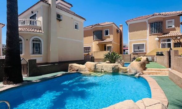 Resale - Villa - Orihuela Costa - Villamartín