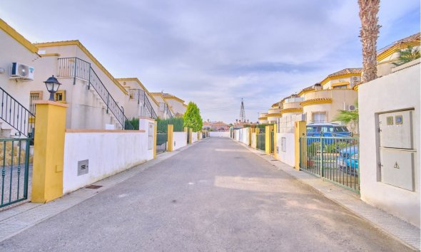 Resale - Villa - Los Montesinos - La Herrada