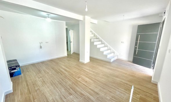 Resale - Townhouse / Terraced House - Daya Vieja