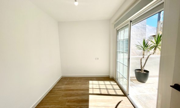 Resale - Townhouse / Terraced House - Daya Vieja