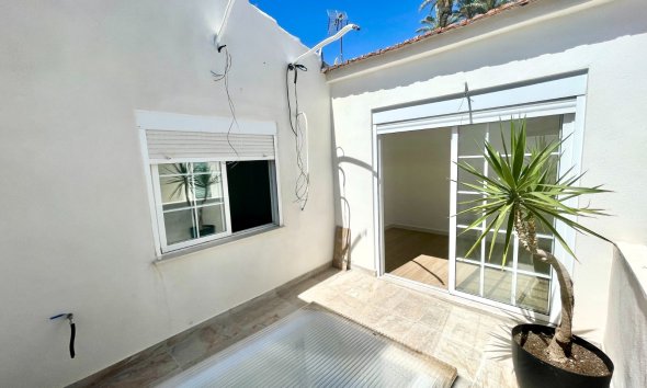 Resale - Townhouse / Terraced House - Daya Vieja