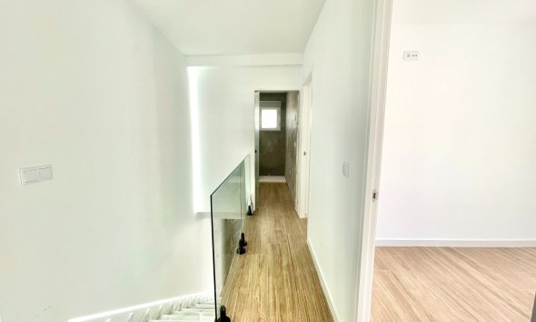 Resale - Townhouse / Terraced House - Daya Vieja