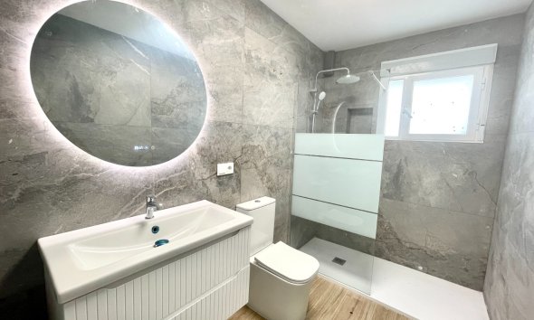 Resale - Townhouse / Terraced House - Daya Vieja